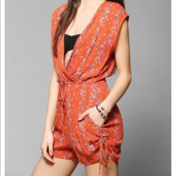 Flynn‎ Skye Floral Shorts Romper - Picture 1 of 6